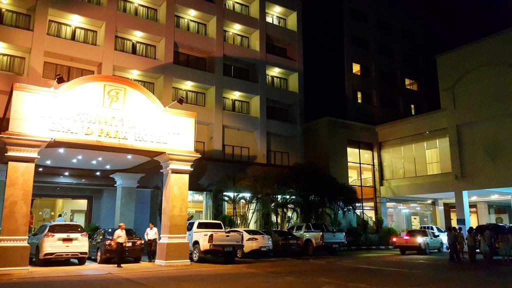 Grand Park Hotel Nakhon Si Thammarat Exteriör bild
