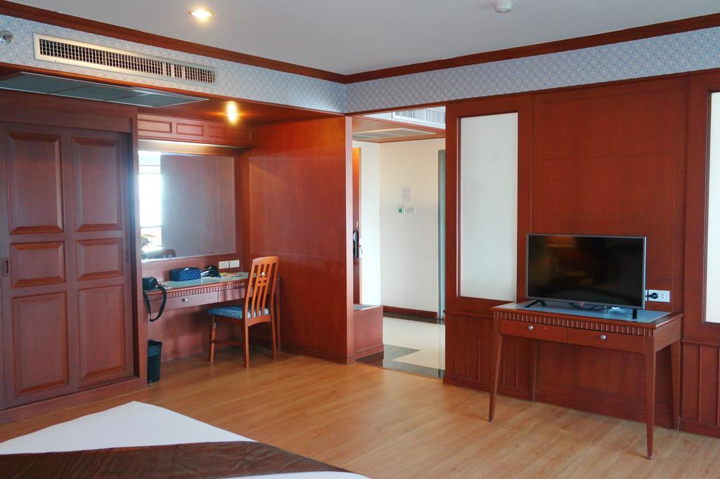 Grand Park Hotel Nakhon Si Thammarat Exteriör bild
