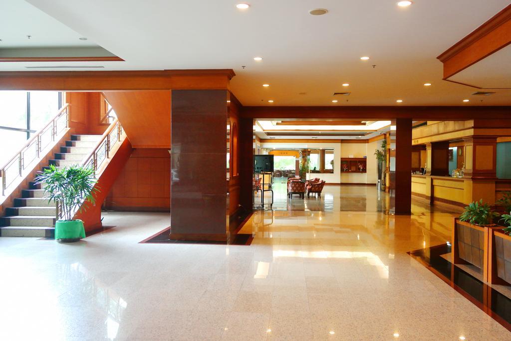 Grand Park Hotel Nakhon Si Thammarat Exteriör bild
