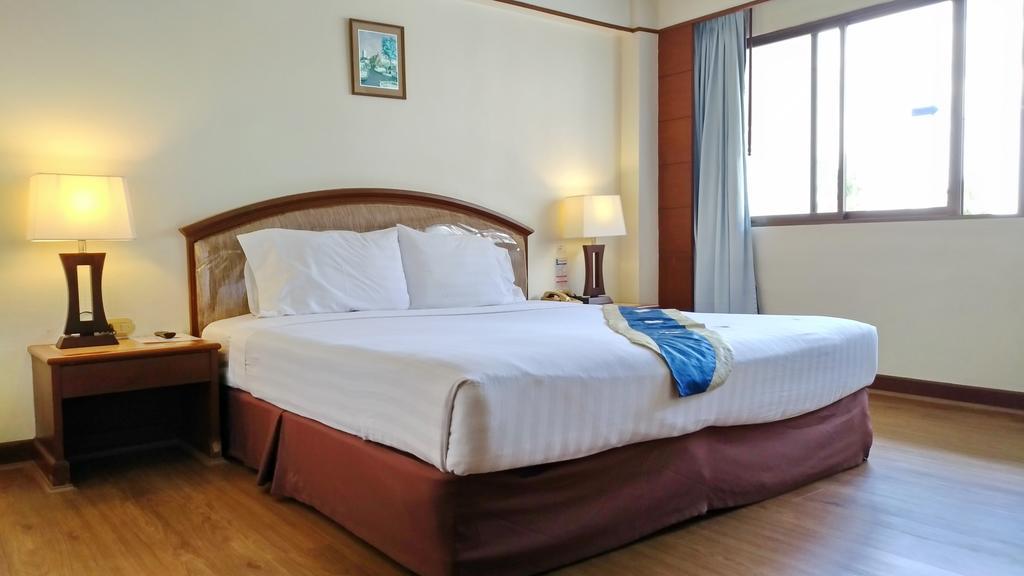 Grand Park Hotel Nakhon Si Thammarat Exteriör bild