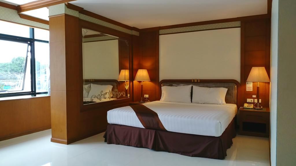 Grand Park Hotel Nakhon Si Thammarat Exteriör bild
